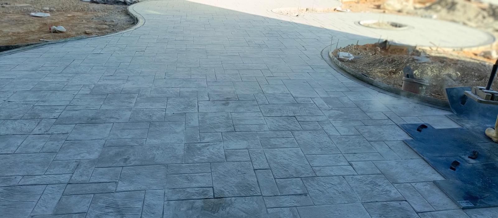 Gri taş desenli villa bahçesi baskı beton zemin - ER-SA YAPI